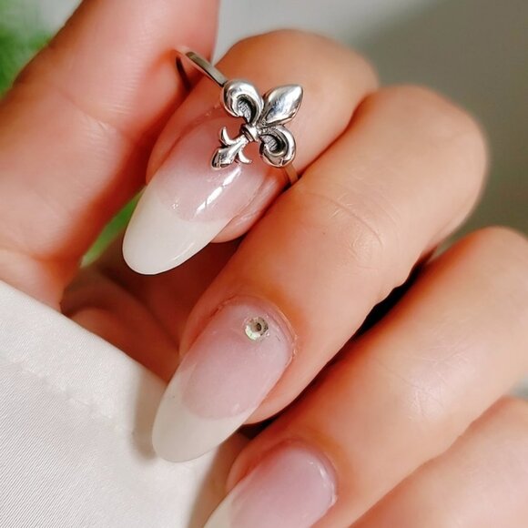 Women's 925 Dainty Sterling Silver Fleur de Lis Ring Flower of Lily Ring - Picture 1 of 9